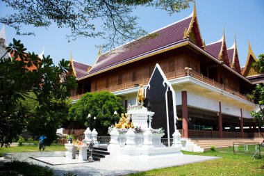 Majesteleri Kral Phrabat Somdet Phra Paraminthra Maha Chulalongkorn Phra Chulachomklao Chao Yu Hua Rama V veya Wat Ku 'daki Krallar Piya heykeli veya Phra Nang Rua Lom tapınağı 7 Mayıs 2023 tarihinde Nonthaburi, Tayland