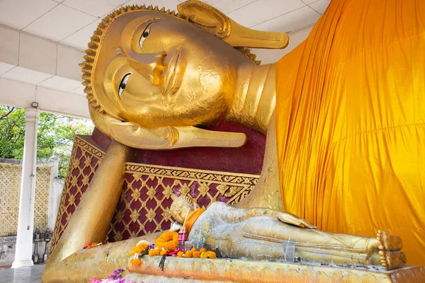タイの旅行者のためのワット クーまたはプラナン ロム寺院の仏像リクライニング態度タイの旅行者のための訪問と尊敬祈りの祝福はタイのノンタブリにある朴クレットで神聖な謎の崇拝を願っています — ストック写真