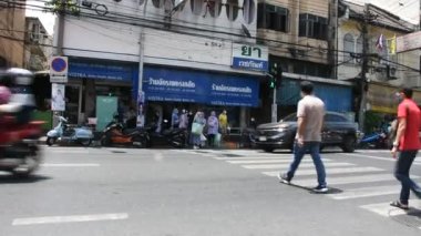 5 Mayıs 2023 'te Bangkok, Tayland' da, Phahurat 'ın şehir merkezindeki manzaraya ve yerel Tayland halkının bisiklet sürme yaşam tarzına bakın.