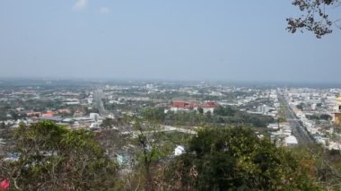 Ratchaburi şehir ve evinin hava manzarası trafik yolu ve yaşam tarzı olan yerel thai halkı 29 Nisan 2023 'te Tayland' ın Ratchaburi kentindeki Khao Kaen Chan tepesinde.