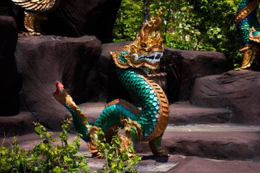 Tayland 'ın Nakhon Pathom kentindeki Wat Don Khanak tapınağını ziyaret eden Taylandlılar ve Taylandlılar için efsanevi Himavanta ormanlarındaki efsanevi yaratıkların heykel sanatı.