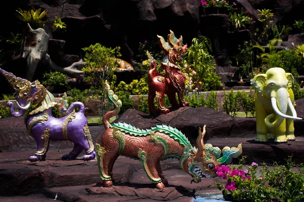 在喜马旺塔传奇森林为泰国人和外国游客雕刻传说中的生物 神话中的希马潘动物雕塑艺术游览泰国纳孔帕托姆的Wat Don Khanak寺庙 — 图库照片