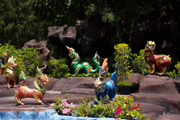 タイの人々と外国人旅行者のためのヒマバンタの伝説の森の中の伝説の生き物の彫刻芸術神話のヒマパン動物タイのナコンパトムのワット カナック寺院での訪問を彫刻 — ストック写真