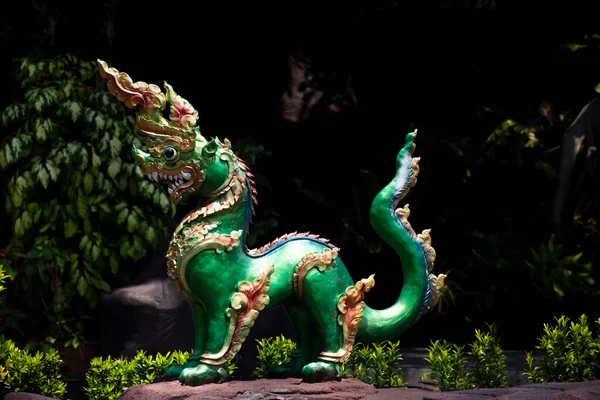 タイの人々と外国人旅行者のためのヒマバンタの伝説の森の中の伝説の生き物の彫刻芸術神話のヒマパン動物タイのナコンパトムのワット カナック寺院での訪問を彫刻 — ストック写真