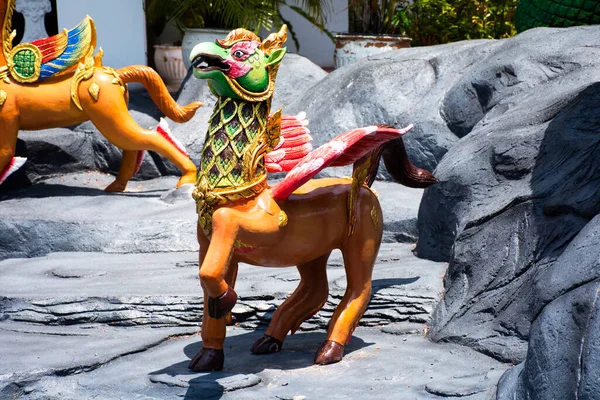 在喜马旺塔传奇森林为泰国人和外国游客雕刻传说中的生物 神话中的希马潘动物雕塑艺术游览泰国纳孔帕托姆的Wat Don Khanak寺庙 — 图库照片