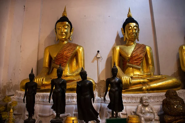 タイの人々のためのワット チャクラシ ワワワワウィハン寺院のアンティークの小塔にある美しい古代遺跡の仏像旅行者は タイのシンブリーのシンブリーで聖なる祝福を祈ります — ストック写真