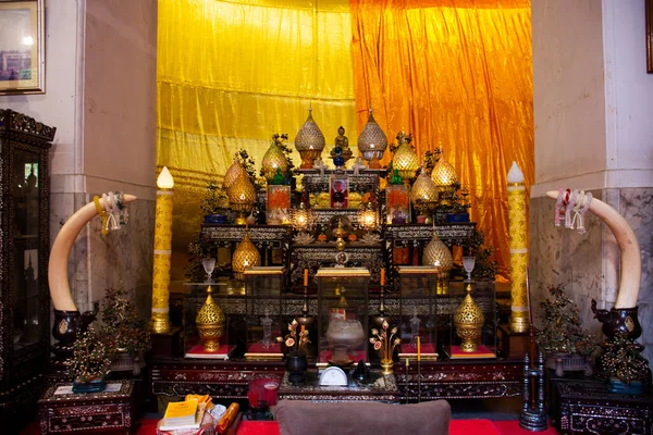 Innendekoration Intarsienset Mit Altartisch Und Einlegemöbel Aus Perlmutt Für Thais — Stockfoto