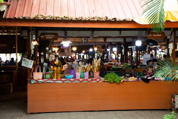 2023年5月28日 泰国辛布里 小贩摊贩传统泰国人在街头集市上出售当地产品食品 供游人游览和饮酒 — 图库照片