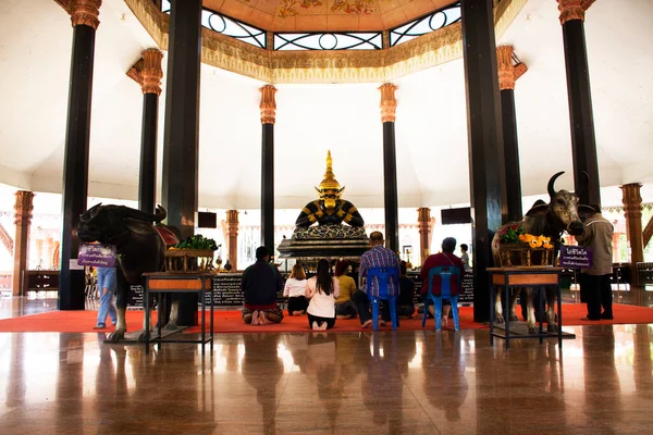 タイの人々のためのラフ タイタンの神鬼月食像は タイのナコンパトムで2023年5月18日にワット トンまたはシリコン トン寺院で祝福の願いを祈る訪問を尊重しています — ストック写真