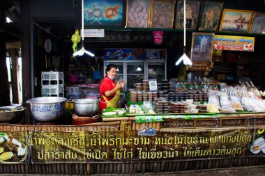 Hawker 'ın yaşam tarzı geleneksel Thai insanları Luang Pu Thuad sokak pazarında yerel gıda satarak 28 Mayıs 2023' te Ayutthaya, Tayland 'da gezginleri ziyaret edip içki içiyorlar.