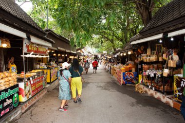 Hawker 'ın yaşam tarzı geleneksel Thai insanları Luang Pu Thuad sokak pazarında yerel gıda satarak 28 Mayıs 2023' te Ayutthaya, Tayland 'da gezginleri ziyaret edip içki içiyorlar.