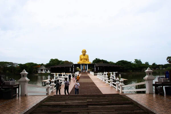 ルアンプートゥアット仏教の聖人や僧侶は タイの人々のための祖父Tuad像を崇拝旅行し 祈りの祝福を尊重しますタイのアユタヤで2023年5月28日の神聖な伝説の崇拝 — ストック写真