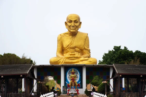 2023年5月28日 在泰国阿尤塔亚 卢邦普陀佛教圣徒 僧人神甫图亚德神像为泰国人旅行游览 敬重祝福 敬拜神圣的传说 — 图库照片