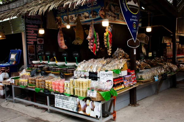 행상인의 방식은 전통적 2023 아유타야를 방문하고 마시기 시장에서 상품을 판매하는 — 스톡 사진