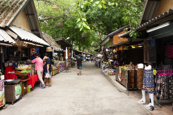 2023年5月28日 在泰国Ayutthaya的Luang Thuad街市 小贩摊贩传统泰国人的生活方式是在当地市场上出售当地产品 供游客游览和饮酒 免版税图库照片