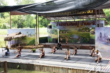 Aktris kadın ve erkek oyuncular, 28 Mayıs 2023 'te Sing Buri Tayland' da Bang Rachan köyünde gösteri gezginleri için geleneksel Tayland savaş tarihini sunar.