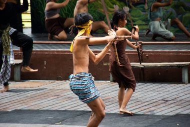 Aktris kadın ve erkek oyuncular, 28 Mayıs 2023 'te Sing Buri Tayland' da Bang Rachan köyünde gösteri gezginleri için geleneksel Tayland savaş tarihini sunar.