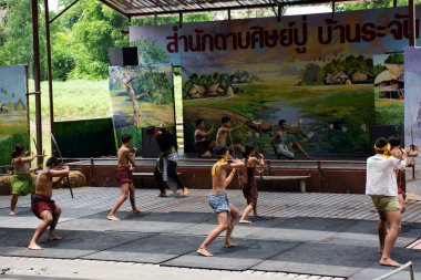 Aktris kadın ve erkek oyuncular, 28 Mayıs 2023 'te Sing Buri Tayland' da Bang Rachan köyünde gösteri gezginleri için geleneksel Tayland savaş tarihini sunar.