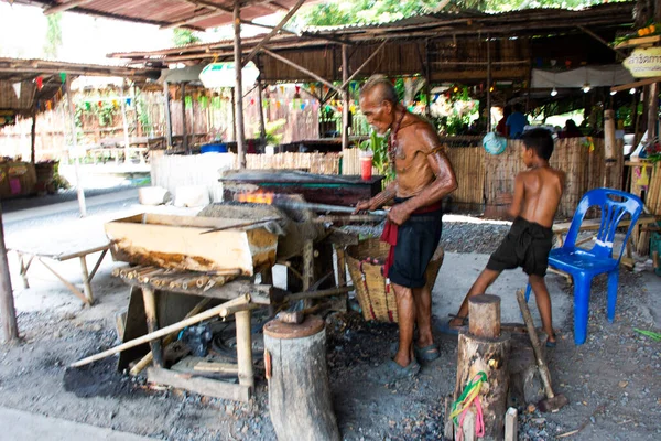 Povo Velho Tailandês Ferreiro Metaleiro Fazendo Antiga Armadura Ferro Aço — Fotografia de Stock