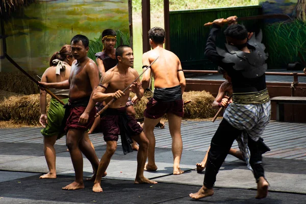 Schauspielerin Frauen Und Schauspieler Männer Spielen Traditionelle Thailändische Kriegsgeschichte Auf — Stockfoto