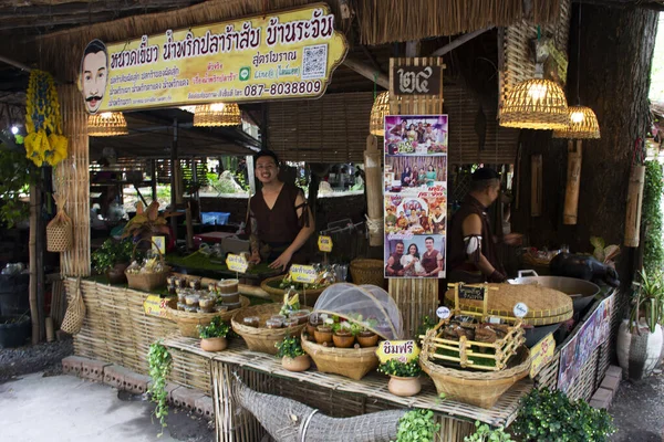 호커는 전통적 2023 부리에 마을에서 여행자들을 시장에서 특산품을 판매하는 — 스톡 사진
