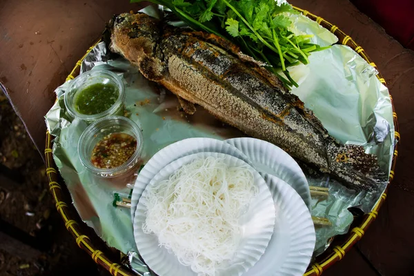 Geleneksel Tayland Yemekleri Izgarada Kızartılmış Yılan Başı Balığı Kömür Kabuğuyla — Stok fotoğraf