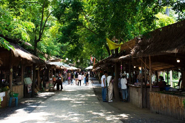 호커는 전통적 2023 부리에 마을에서 여행자들을 시장에서 특산품을 판매하는 — 스톡 사진