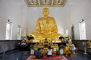 Antik küçük tapınak phra Achan thammachot seyahat insanlar için kutsal Bang Rachan köyü kutsal dua ziyaret 28 Mayıs 2023 Sing Buri, Tayland