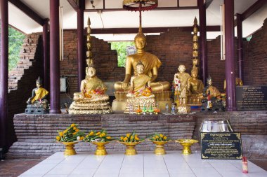 Wat Pho Kao Tapınağı 'ndaki antik harabe Buda. Tayland' ın başkenti Sing Buri 'de 28 Mayıs 2023' te, Tayland 'da, Bang Rachan köyünde, kutsal dualar okuyarak seyahat edenler için.