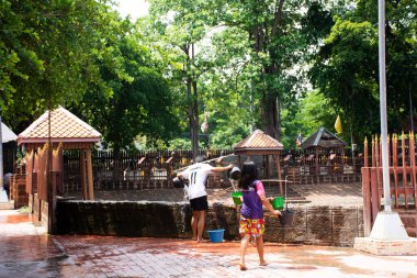 Taylandlılar, 28 Mayıs 2023 'te Tayland' ın Sing Buri şehrinde Bang Rachan köyünde Buda meleğine adak adamak için adak adadılar.