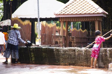 Taylandlılar, Buda 'ya adak adamak için su taşıyorlar. Tayland' ın Sing Buri şehrinde, Singburi 'de Bang Rachan köyünde kutsal ve gizemli bir ibadet efsanesi istiyorlar.