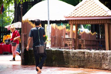 Thai halkı adak adamak için adak adadı Buda 'nın meleğine kutsal bir dua duası etti Wat Pho Kao' daki Bang Rachan köyünde 28 Mayıs 2023 'te Sing Buri Tayland' da