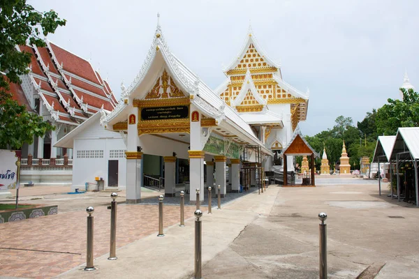 タイの人々のための古代のウボソットの調整ホールやアンティークの古い教会は タイのシンブリーで2023年5月28日にバンラファン村にあるワット ポー花王トン寺院の祝福の謎を祈る訪問 — ストック写真