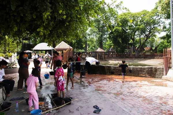 Таїландці Несучи Воду Щоб Зробити Волю Пропонуючи Викуп Обітницю Ангелу — стокове фото