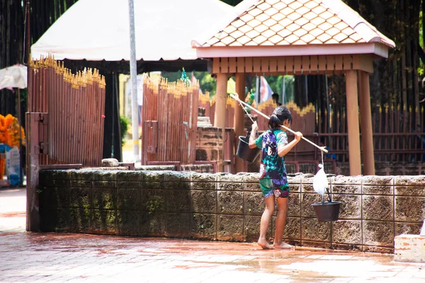 Los Tailandeses Llevan Agua Para Hacer Una Ofrenda Votiva Redimir — Foto de Stock