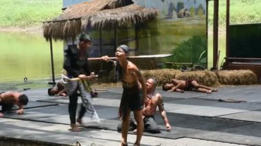 Aktris kadın ve erkek oyuncular, 28 Mayıs 2023 'te Sing Buri Tayland' da Bang Rachan köyünde gösteri gezginleri için geleneksel Tayland savaş tarihini sunar.