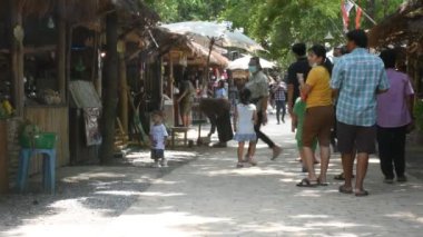 Hawker, 28 Mayıs 2023 'te Sing Buri, Tayland' da bulunan Bang Rachan köyünde geleneksel Thai ürünlerini seyyar gezgin pazarında satıyor.