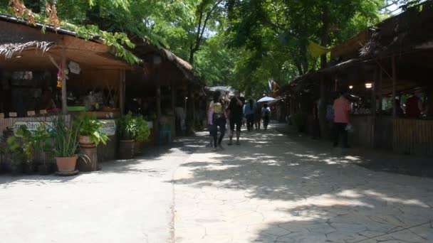 ２００３年５月２８日 在泰国新不莱市邦拉山村 小贩摊贩传统泰国人在街头市场上出售当地产品供游人食用 — 图库视频影像