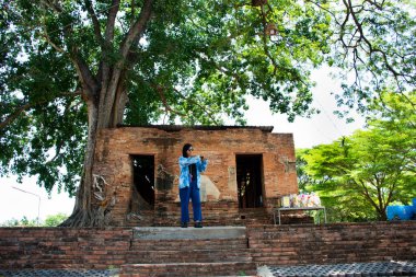 Antik ubosot tuğlası ve harabeler, Tayland 'ın Ang Thong kentindeki Wat Khun Inthapramun Tapınağı' nda 28 Mayıs 2023 'te kutsanmış dua dileği gizemine saygı duyan insanlar için ibadet salonu veya antik eski kilise.