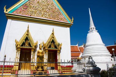 Antik Ubosot Papaz Salonu ya da Taylandlı insanlar için antik bir stupa chedi gezginler 6 Haziran 2023 'te Ang Thong, Tayland' da bulunan Wat Pa Mok Worawihan Tapınağı 'nı ziyaret edip dua ediyorlar.