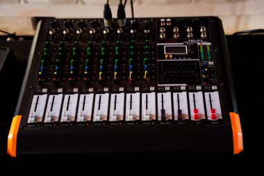 Bangkok, Tayland 'daki Fair event Hall' da sahnede klasik enstrüman çalmak için kontrol ve ses şarkılarını karıştırıcı ses arayüzleri ve yükseltici ses setiyle karıştır