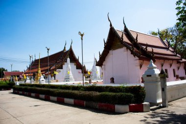 Tayland 'daki Ang Thong, Tayland' daki Wat Pa Mok Worawihan tapınağında antik Ubosot Kilisesi ya da Tayland halkı için eski antik kilise gezginleri ziyaret eder ve dua eder.