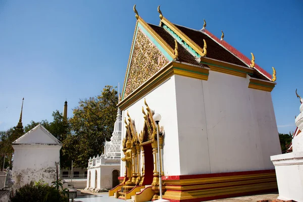 在泰国昂通的Wat Mok Worawihan庙宇里 古代高台教或古旧教堂的旅行者们参观并尊重祈祷者的祝福 并进行神秘的宗教崇拜 — 图库照片