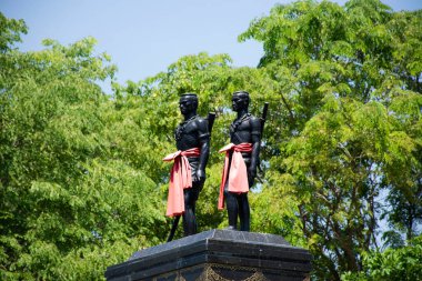 Antik Nai Dok Anıtı Antik Nai Thong Kaeo heykeli Tayland 'ın Ang Thong kentindeki Wat Visedchaichan tapınağındaki kutsanmış dilek dileği gizemine saygılıdır.