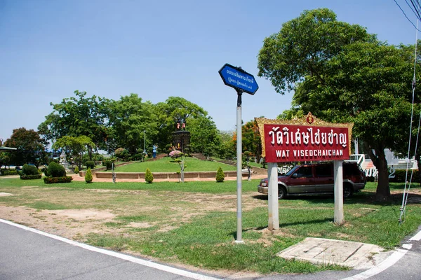 2023年6月6日 位于泰国昂通的威斯特柴陈 泰国人游客游览威特维舍猜神殿的木制信息板标签 为他们献上祝福 — 图库照片
