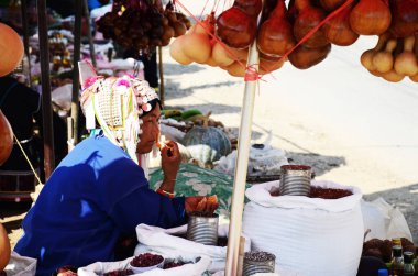Akha kabilesi ve hmong kabilesi veya Karen etnik ürün satışı yerel tezgah Hawker mağazası sokak pazarında 22 Şubat 2015 tarihinde Tayland 'ın Chiang Rai şehrinde