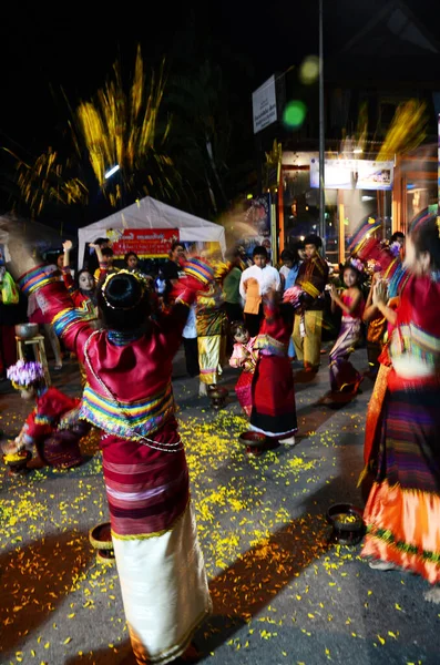 Группа Тайских Детей Демонстрирует Традиционную Танцевальную Культуру Ланны Путешественников Ночном — стоковое фото