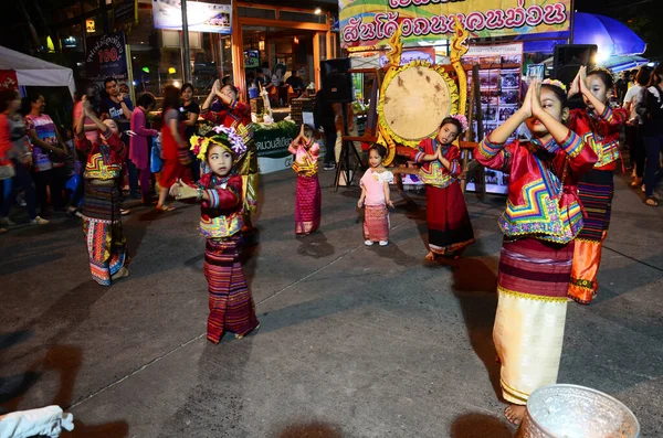Skupina Thajských Dětí Představuje Tradiční Taneční Kulturu Lanny Pro Cestovatele — Stock fotografie