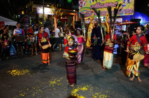 Группа Тайских Детей Демонстрирует Традиционную Танцевальную Культуру Ланны Путешественников Ночном — стоковое фото
