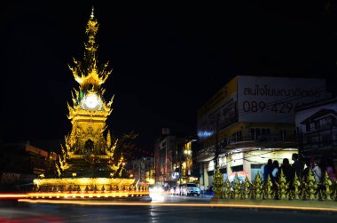 Tayland 'ın başkenti Chiang Rai' de 22 Şubat 2015 'te şehir manzarası ve trafik yolları Tayland' ın başkenti Chiangrai 'ye seyahat eden gezginler için dönüm noktası altın saat kulesi.